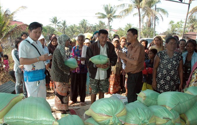 Tet gifts presented to Vietnamese people in Cambodia